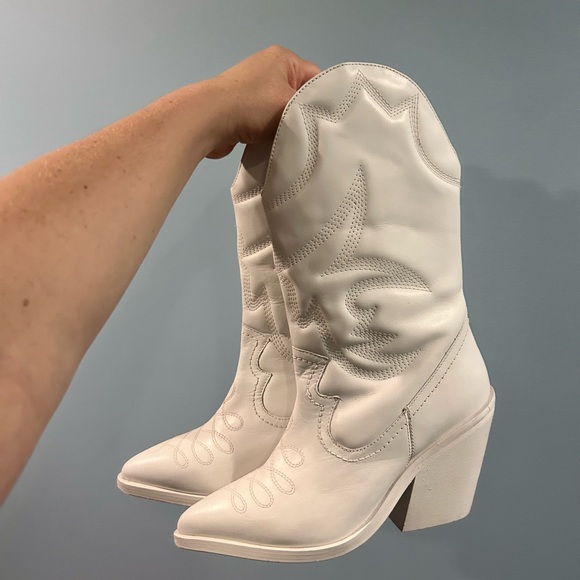 Shoes - White Western-Style Women's Boots
